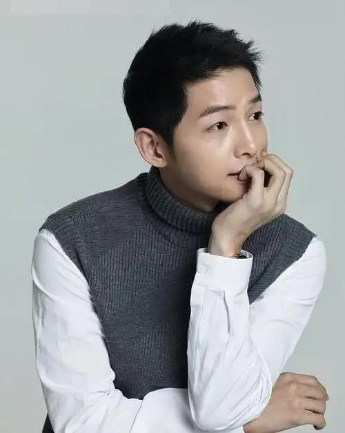 宋仲基剪短发戴红围脖 抱大熊温暖又可爱