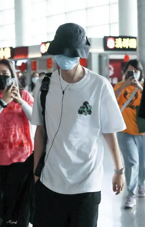 王一博机场私服太养眼极简穿搭释放男友魅力干净帅气