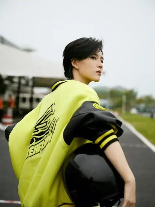 陆柯燃出席李宁2022逐梦行机场大秀