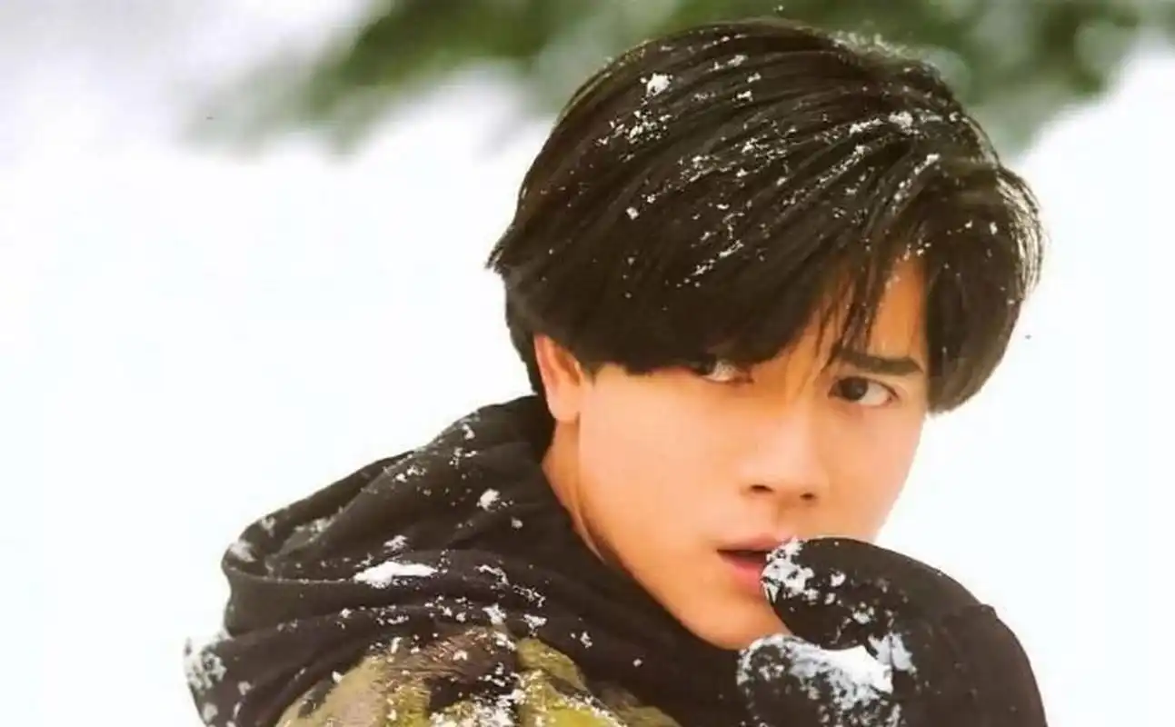 【27岁的郭富城】郭富城出版写真《相约在冬季》,身穿黑色大衣配围巾