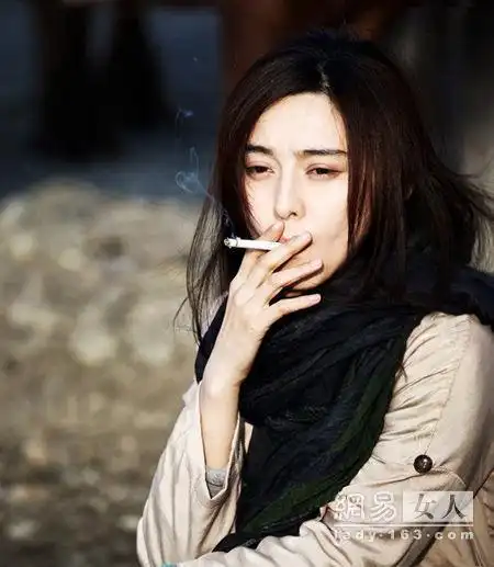 范冰冰微博发短发吸烟照 颠覆造型逐个数