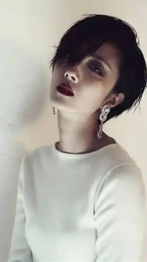 桂纶镁短发造型攻气十足