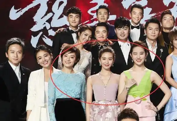 原创41岁留长发的孙俪算不算顶级大美女看看她和蒋欣的合照就知道