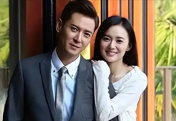 正是在那个特定的地方,他邂逅了妻子李想,那份突如其来的心动让他无法