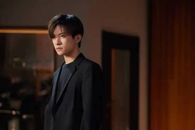 易烊千玺被造谣塌房,粉丝反应离谱,想看千玺谈恋爱甚至想恭喜他