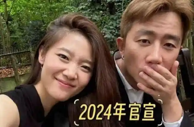 黄轩还回复了一句"可以相信".真的很甜啊.在合照当中女朋友颜值