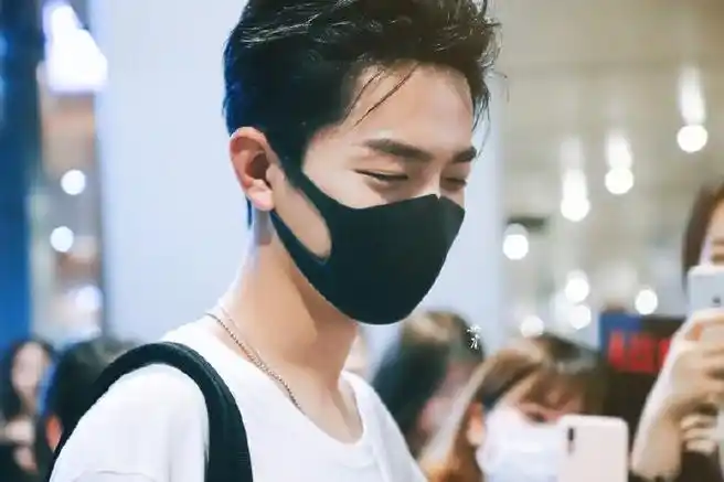 肖战名场面之机场大背头一秒沦陷  可狼可奶 气质这一块拿捏亖亖的!