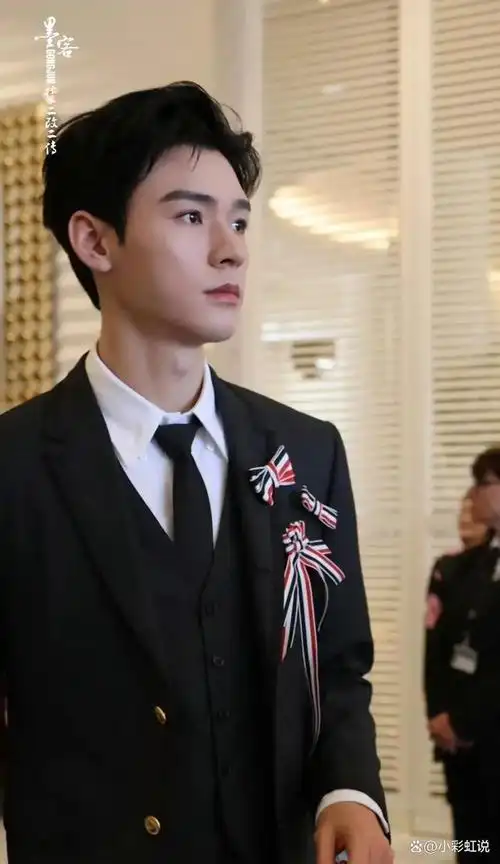 龚俊戛纳电影节第一套造型,西装四件套,意气风发大背头造型.