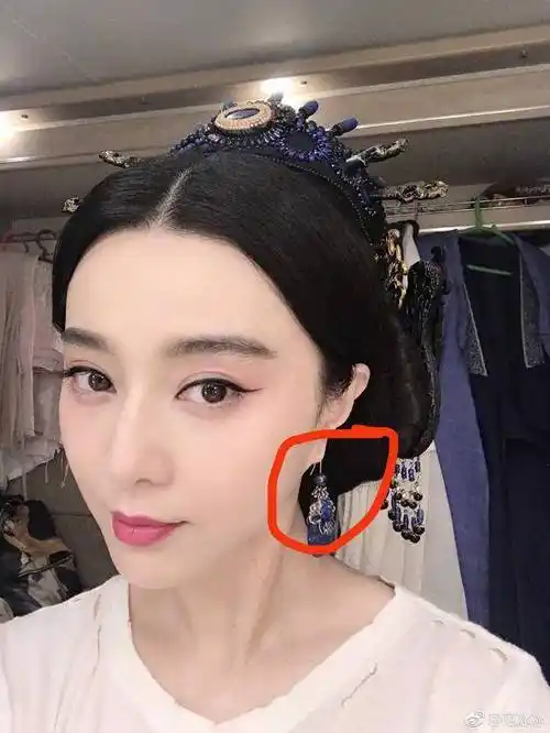 请点击此处输入图片描述范冰冰的耳朵属于经典的反骨耳朵,耳朵长而少
