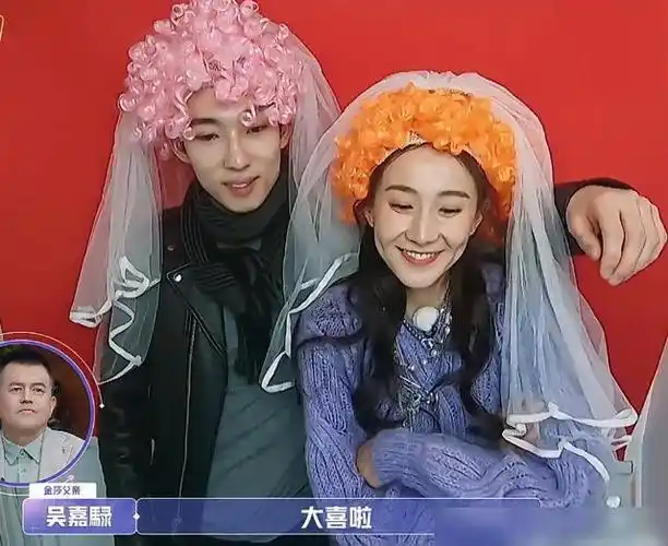 张豆豆和于家翊拍搞笑结婚证件照,豆豆喊他搂着拍,爸爸不好意思看