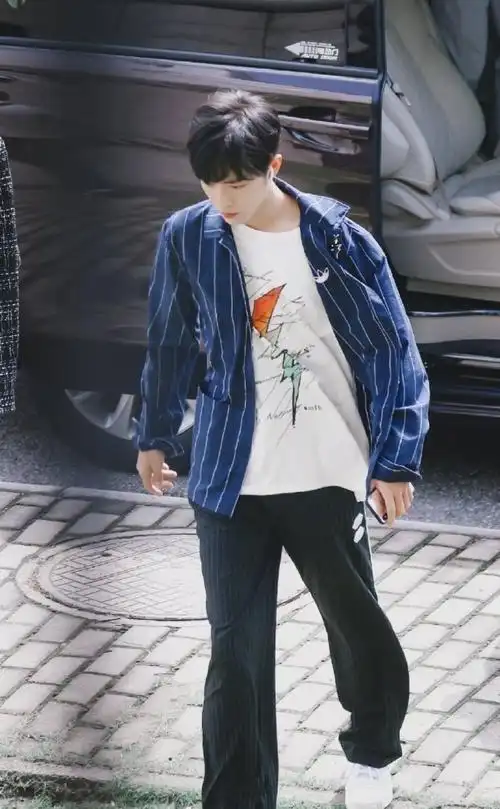 内娱九头身身材的明星#必须96身材优越的肖战比例绝佳 走路带风