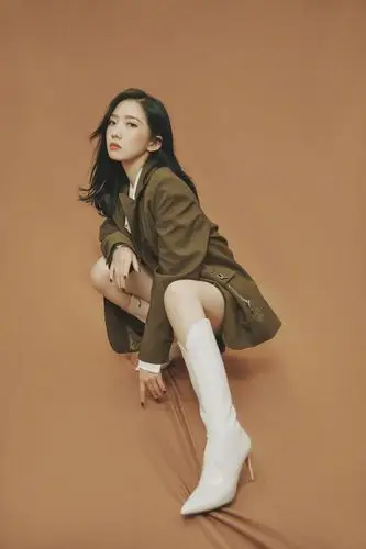 孟美岐身着军绿色廓形西装搭配白色长靴简洁又利落