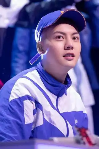 一身运动服的陈伟霆,活力清爽又有型,少年感十足!