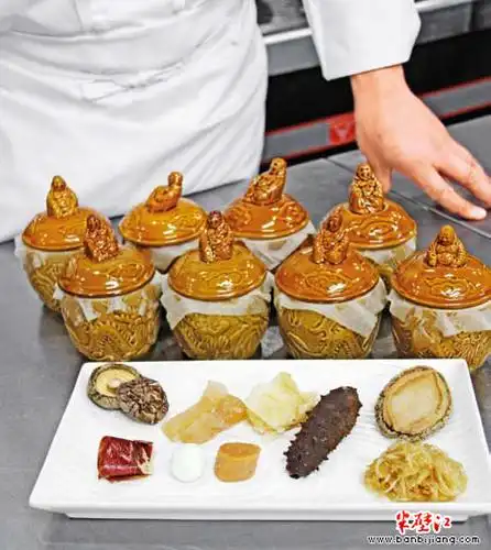 菜单时发现国宴菜中既有那些"传说"中的佛跳墙,虫草全鸭等著名的宫廷