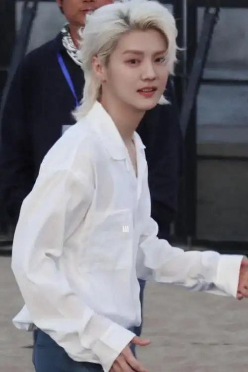 鹿晗阿那亚线下活动##鹿晗银色长发白衬衫