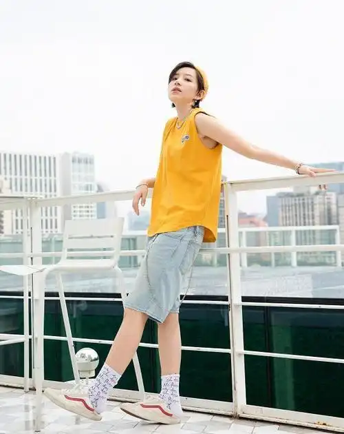 李斯丹妮为了证明腿不粗,非要穿"石膏袜",看清效果网友崩溃了