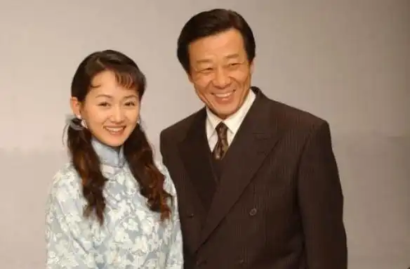 寇世勋和原配崔瑶琪是青梅竹马,从小一起长大,还是大学同学.