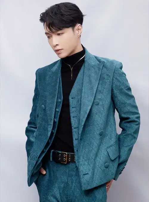 张艺兴西装造型:优雅的蓝色绒款西装,内搭黑色高领