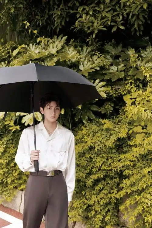 王源舞台造型,身穿白色丝质衬衫搭配阔腿裤,温柔深情少年,简单帅气.