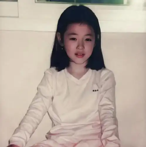 崔雪莉可爱童年照,从小就很有气质,纯天然的她颜值太高了!