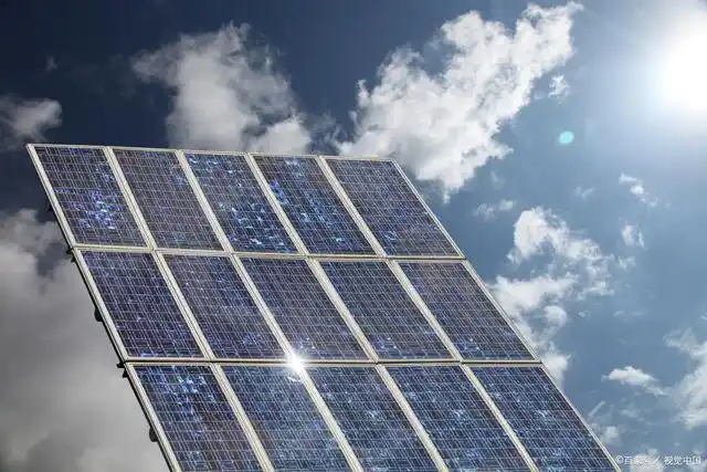 科学家生产出了高效,创纪录电压的全钙钛矿型串联太阳能电池