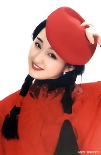 杨钰莹一组麻花辫造型旧照,如含露的玫瑰,娇艳欲滴,秀色可餐