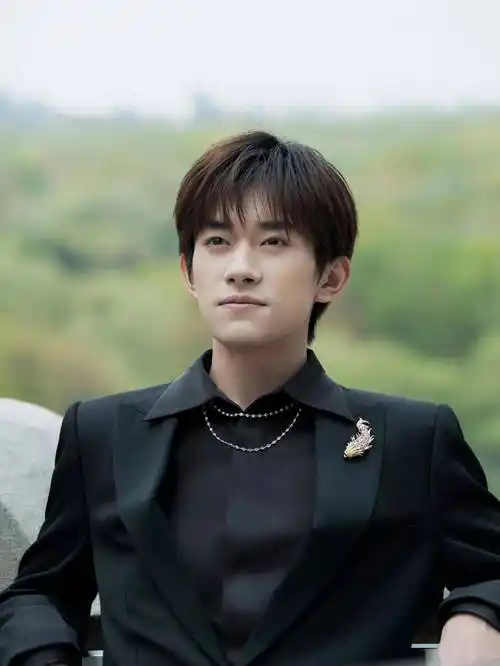 易烊千玺时尚写真:神采奕奕,仪态万方