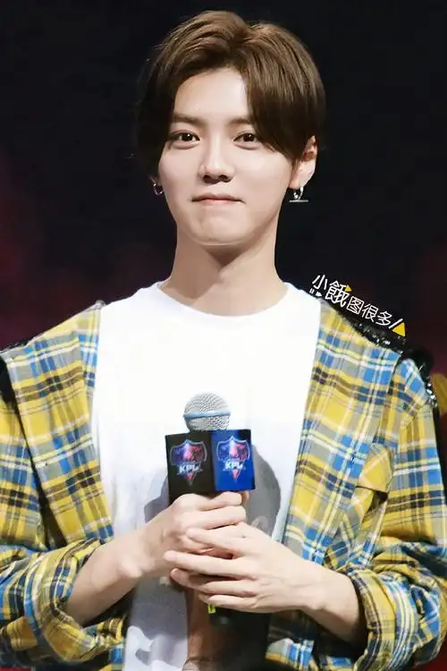 鹿晗旧图4p,五年前kpl活动的可爱小鹿#女子100米接力夺冠放鹿晗勋章