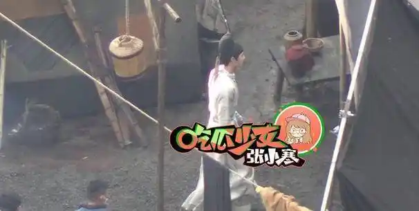 王一博被报假警遭诬陷与宋轶拍戏冷脸不见笑容_羽绒服_报警_穿着