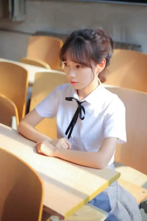 小清新娃娃脸学生装美女写真图片 _ 图片网
