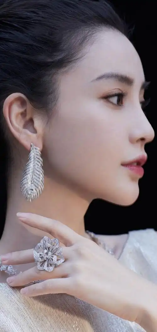 杨颖烫银花瓣裙绝美写真壁纸