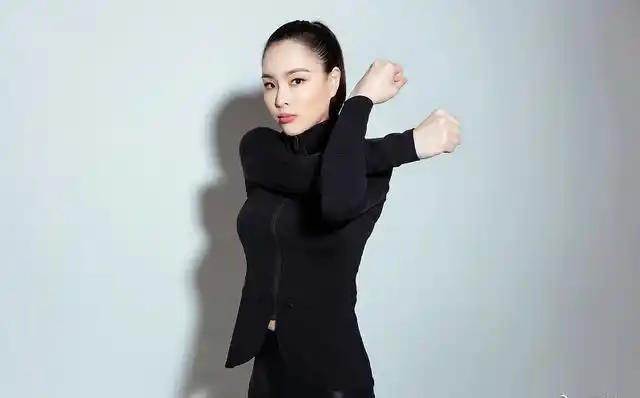 35岁吴敏霞近况:拒嫁豪门,丈夫是播音员,带货直播生活惬意