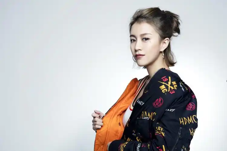 李嘉格从《中国好声音》第三季的舞台上脱颖而出,其后更在《蒙面唱将