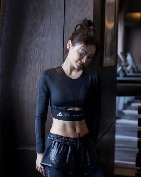 袁姗姗时隔3年晒火辣a4腰穿露脐装炫耀马甲线