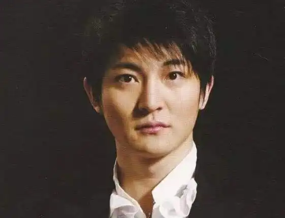 郭京飞"整容"闹笑话,节目中一个喷嚏伤口开线,中途退出补针