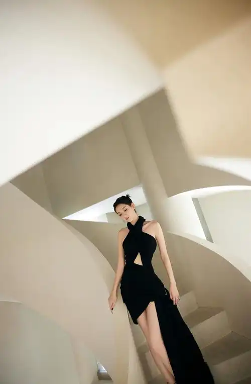 王玉雯个人资料(王玉雯黑色连衣裙性感美腿高跟鞋写真)