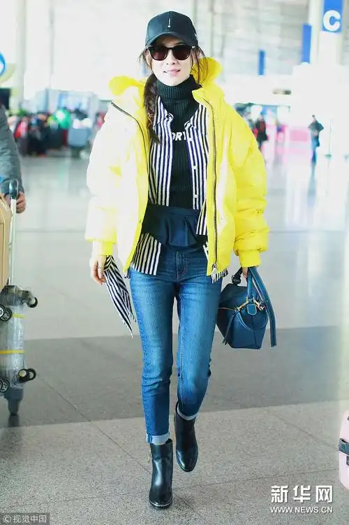 霍思燕亮黄色羽绒服时髦惹眼