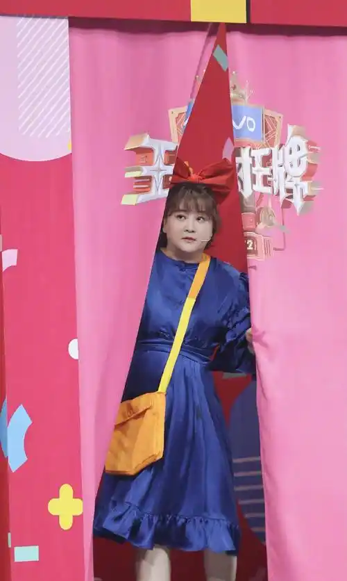 原创贾玲终于美了一次蓝色丝绸连衣裙显瘦头戴大蝴蝶结仿佛十八