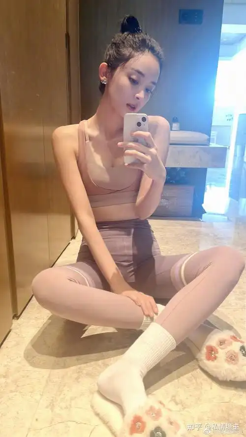 古力娜扎腿张开做瑜伽贴身裤充满性感美态