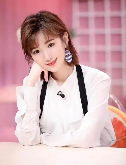 回顾毛晓彤刚出生被父亲扔垃圾桶爆红后被父亲索要5000万赡养费