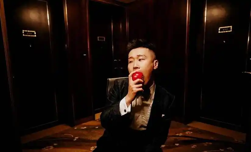 德云社杨九郎深夜晒照,帅气造型引网友热议,郭德纲欺骗了大家_秦霄贤