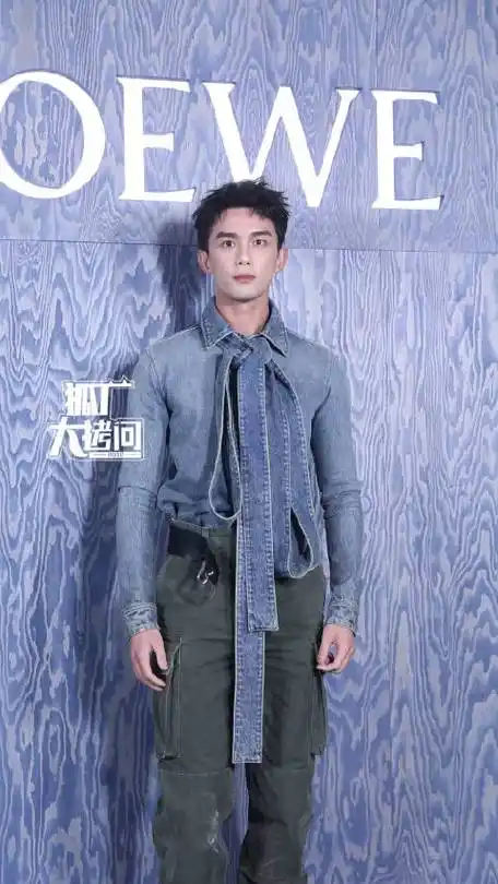 吴磊系了好大一个蝴蝶结##吴磊绿毛衣