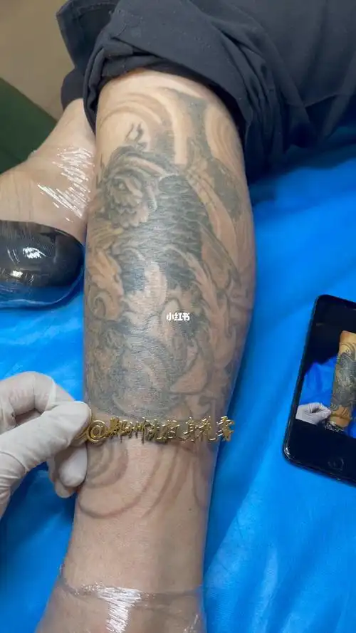 包小腿鲤鱼纹身洗一次恢复后
