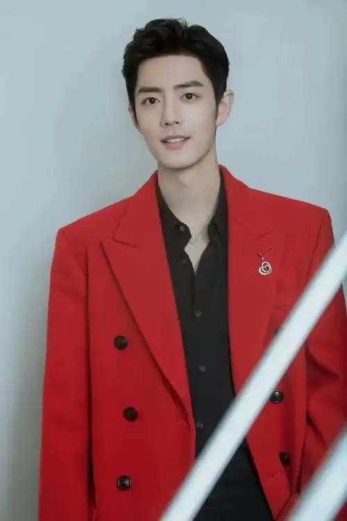 穿红西装的男明星,哪一位让你一眼万年?