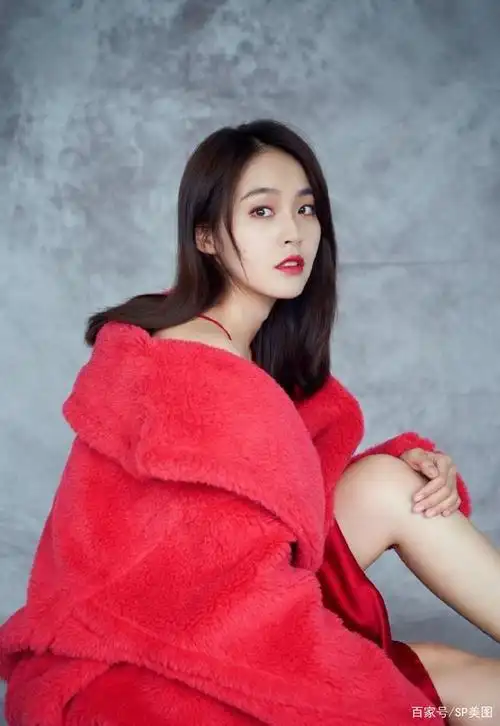 柔美香艳少女张佳宁鲜红大衣火辣成熟写真图片