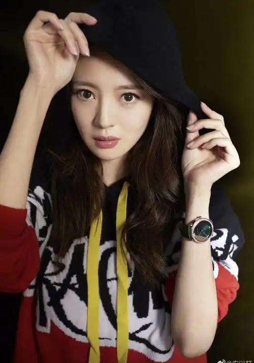 晒照之时,安以轩写道"生活中的"陈太太&66麻麻"与认真工作中的"安小姐