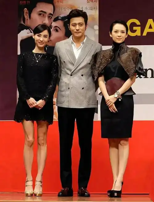 和章子怡,张柏芝一起合影的是谁呀?他长得很高