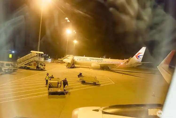 手持夜拍武汉天和国际机场