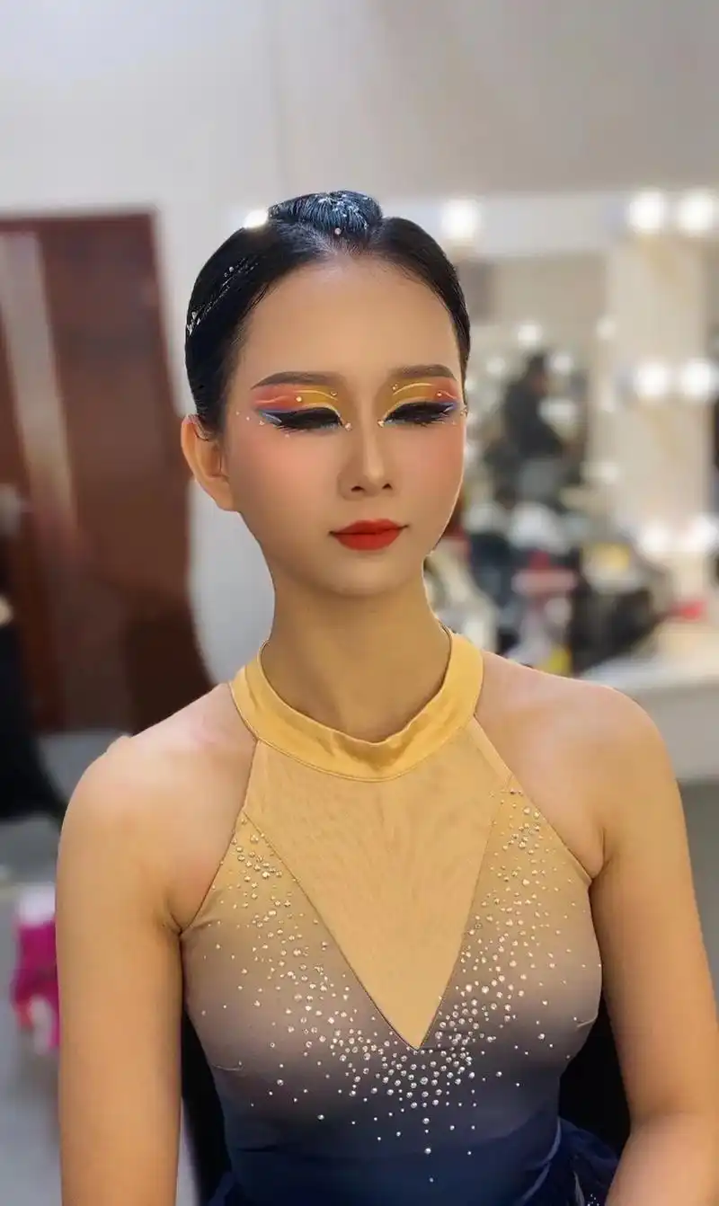 广州天河艺术学院毕业晚会舞台妆