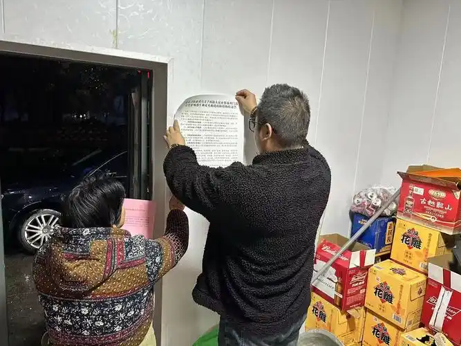 纳入街店自律,纳入美丽乡村建设的"四纳入"管理体系,不断破解"管理难